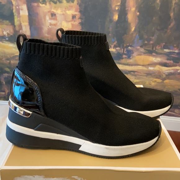 Michael Kors Skyler Bootie - Picture 6 of 14